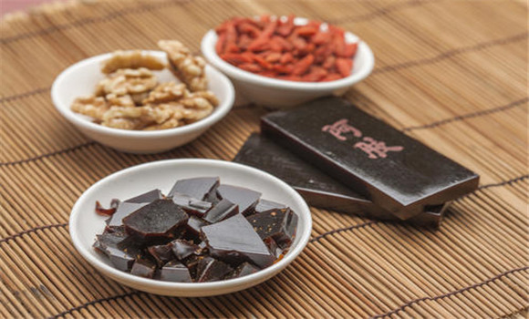阿膠補(bǔ)益精血、強(qiáng)健筋骨的功效